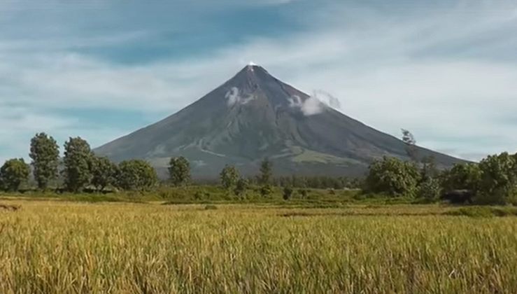 Nome do vulcão: Mayon, nas Filipinas 
