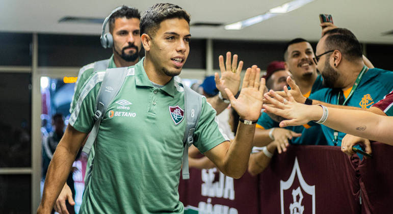 Meio-campista Nonato cumprimenta torcedores antes de mais um jogo pelo Fluminense