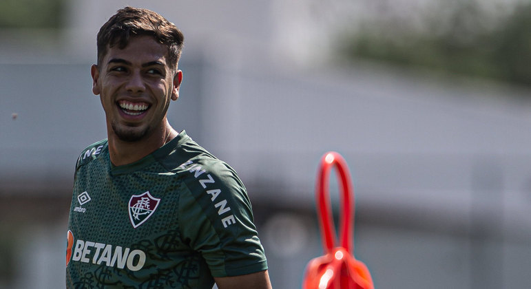 Volante Nonato em treino pelo Fluminense