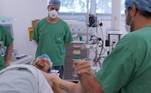 O programa também vai contar a história de dois amigos que cursaram faculdade de Medicina se reencontram na mesa de cirurgia do Moriah: um como ortopedista e o outro como paciente
