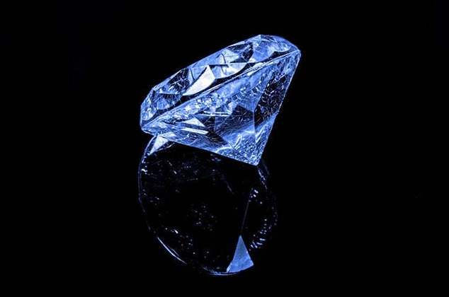 Normalmente, o diamante cristaliza com estrutura cúbica e pode ser sintetizado industrialmente. 