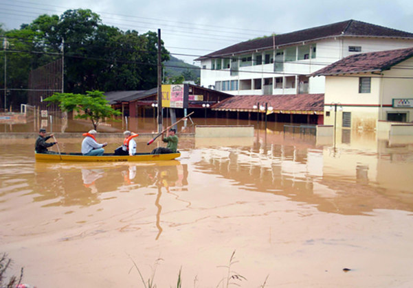  NORTE E NORDESTE - 2009 - Em abril, inundações provocadas por chuva forte foram se espalhando nas duas regiões do país. Primeiro o Maranhão, depois o Pará, o Amazonas e, por fim, outros estados: Piauí, Bahia, Ceará, Pernambuco, Paraíba e Rio Grande do Norte.