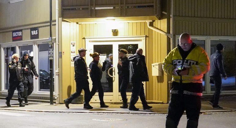 Policiais investigam o ataque que ocorreu em Kongsberg, na Noruega