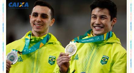 Arthur Nory e Bernardo celebram medalhas conquistadas
