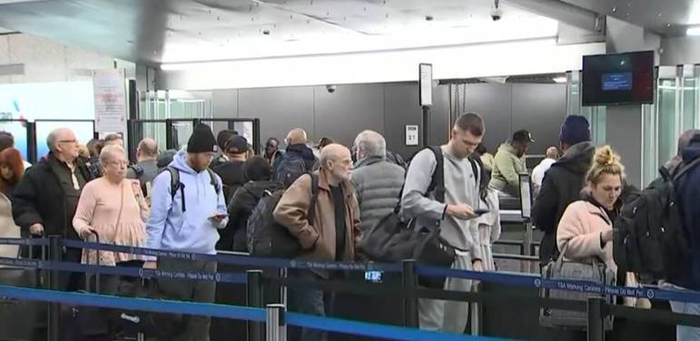 Nos aeroportos, passageiros esperaram durante horas para conseguirem voo.