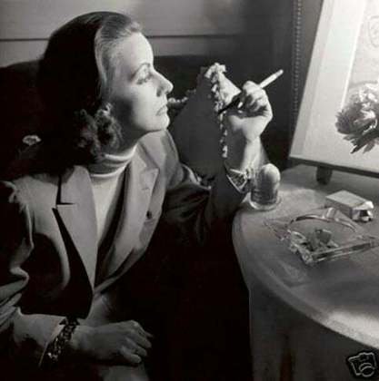 Nos anos 1920, o cigarro representava glamour e rebeldia. Muitas vezes, uma metáfora para o sexo, como em 