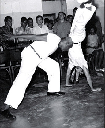 Nos anos 1930, Mestre Bimba tinha percebido que a capoeira, como luta, estava perdendo adeptos.  Muitos a consideravam violenta. Então, ele misturou elementos da Capoeira Tradicional com o batuque criando um novo estilo, com movimentos mais rápidos, num ritmo musical contagiante. 