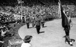 Nos Jogos de 1932, em Los Angeles, o porta-bandeira foi Antonio Pereira Lira. Sylvio de Magalhães Padilha (foto), que competia em provas de atletismo, conduziu o símbolo nacional em Berlim 1936 e Londres 1948. 