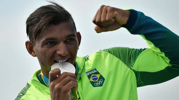 Nos Jogos do Rio de Janeiro, em 2016, o canoísta Isaquias Queiroz foi o primeiro brasileiro a conquistar três medalhas em uma mesma edição. Uma delas foi a prata na categoria C1 - 1.000 metros. 