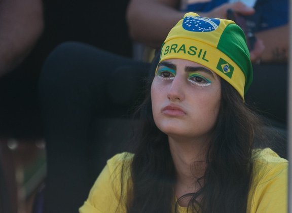 Nos olhos e na cabeça da torcedora, só dava uma coisa: vitória do Brasil. 
