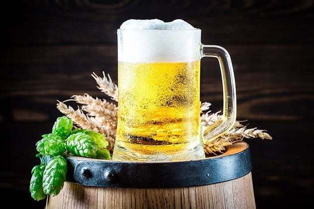 Nos poucos lugares que serão liberados a cerveja, o meio litro custa R$ 75, quase quatro vezes mais caro do que no Brasil. O governo quer, portanto, dificultar as bebidas. 