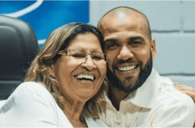 Nos primeiros dias de 2024, a mãe de Daniel Alves expôs em suas redes sociais a mulher que acusa o ex-jogador - Foto: Reprodução/Redes Sociais