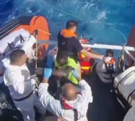 Nos últimos dias, mais de 2.000 indivíduos chegaram à ilha de Lampedusa, após terem sido resgatados no mar por barcos de patrulha italianos e organizações não governamentais (ONGs).