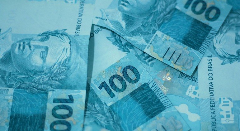 R$ 100Com 1.771.418.856 unidade em circulação, a cédula é aquela mais presente na vida dos brasileiros. O valor total movimentado também é o maior, de R$ 177.141.885.600