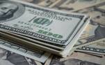 Notas de dólar, moeda em que é medido o número de milionários do mundo, pelo banco Credit Suisse. Freepik/jcomp