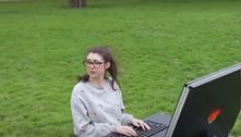 Gigante e potente: casal de youtubers constrói notebook de 45 kg, com monitor de 43 polegadas
