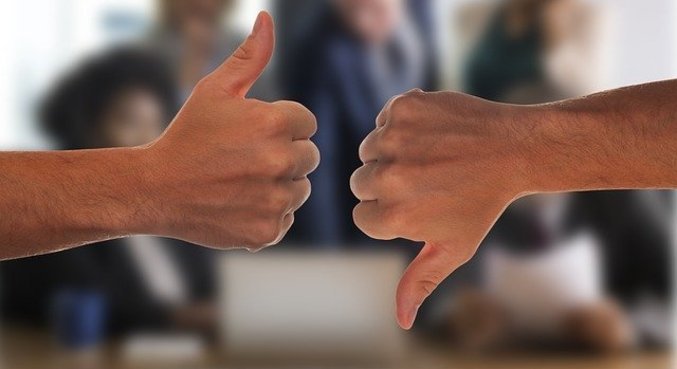 A conjunção coordenativa "mas" acaba dando caráter negativo