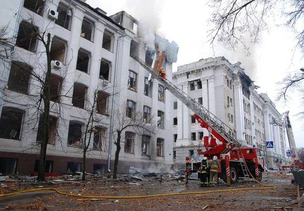 Nesta quarta-feira (2), ao menos quatro pessoas morreram e nove ficaram feridas em bombardeios russos contra a sede dos serviços de segurança e contra uma universidade em Kharkiv, a segunda maior cidade da Ucrânia, informaram os serviços de emergência do país. Kharkiv é alvo de uma ofensiva das forças russas. Outras 20 pessoas morreram nesta terça-feira (1º) em bombardeios na cidade do leste do país.