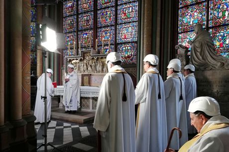Primeira missa após incêndio na Notre-Dame