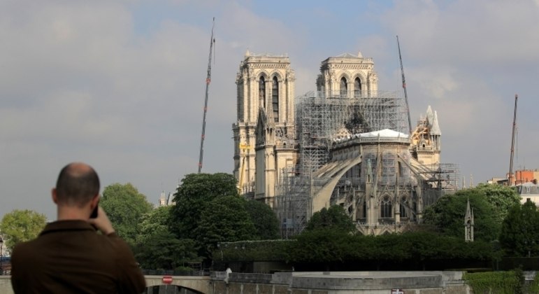 Registro feito da Notre-Dame dias após o fogo ter destruído o teto e parte interna da estrutura