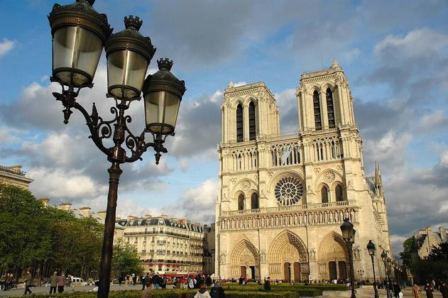Notre Dame, em Paris, na França, começou a ser construída em 1163