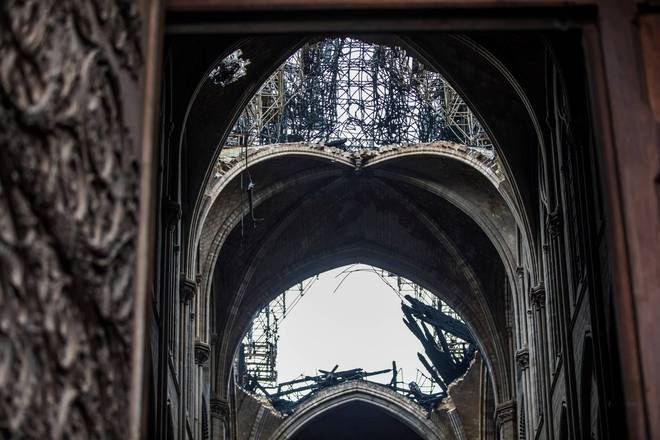 A destruiÃ§Ã£o causada pelo incÃªndio na Catedral de Notre-Dame, em Paris, na Ãºltima segunda-feira (15) comoveu o mundo. O presidente da FranÃ§a, Emmanuel Macron, prometeu a reconstruÃ§Ã£o num prazo de cinco anos. Ele contarÃ¡ com a ajuda de algumas das pessoas mais ricas do paÃ­s (e do mundo), que jÃ¡ prometeram doaÃ§Ãµes num total de 800 milhÃµes de euros (cerca de R$ 3,5 bilhÃµes) para realizar a tarefa. Saiba quem sÃ£o elas a seguir