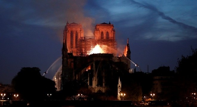 Notre-Dame esteve perto da destruição total durante incêndio, diz jornal
