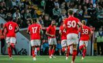 O Nottingham Forest é reconhecido como o primeiro clube a usar overmelho como cor principal. E essa cor foi escolhida em homenagem a GiuseppeGaribaldi, líder italiano dos 'camisas-vermelhas'