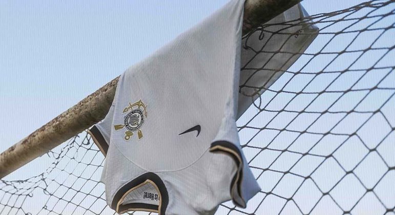 Nova camisa do Corinthians homenageia o ano vitorioso de 2012.