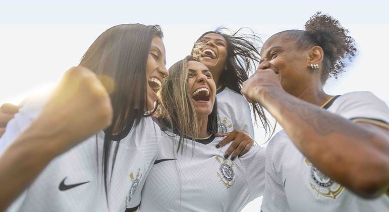 Nova camisa do Corinthians homenageia o ano vitorioso de 2012.