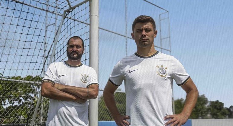 Nova camisa do Corinthians homenageia o ano vitorioso de 2012. Danilo e Alex, que jogaram no time na época, posaram para fotos de divulgação.