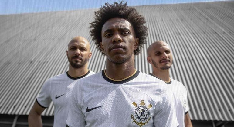 Nova camisa do Corinthians homenageia o ano vitorioso de 2012. Willian, Alessandro e Fábio Santos posaram para foto de divulgação. 