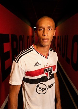 Zagueiro Miranda em foto com a nova camisa do São Paulo