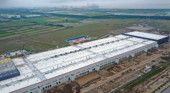 Nova fábrica da Tesla em construção em Xangai, China, em 2019 