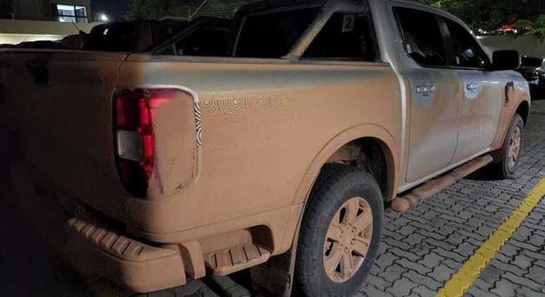 Modelo tem santantônio e estribos tubulares na cor preta