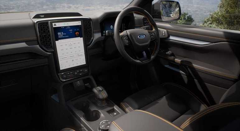 Pick-up tem central multimídia disposta na vertical com conexão com Android Auto e Apple CarPlay