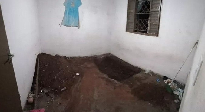 Corpo da mulher foi encontrado enterrado no próprio quarto
