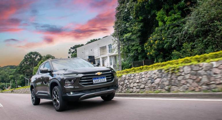 Bordo da versão Premier neste primeiro contato se nota que a Chevrolet melhorou a suspensão derivada do Tracker