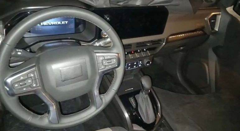 Multimídia é horizontal com uma ampla moldura unida ao cluster