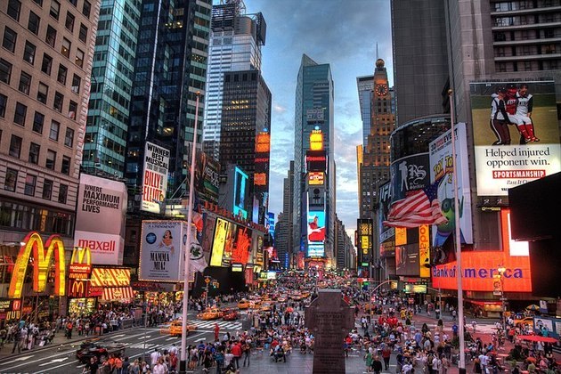 1. Nova York e SingapuraPela primeira vez, Nova York, nos EUA, é considerada a cidade mais cara do mundo para viver, empatada com Singapura. Na lista de 2021, a metrópole americana havia sido o sexto lugar