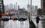 Carros ficam travados em uma rua alagada depois das forteschuvas que atingiram a cidade de Nova York na madrugada desta quinta para sexta-feira(29)