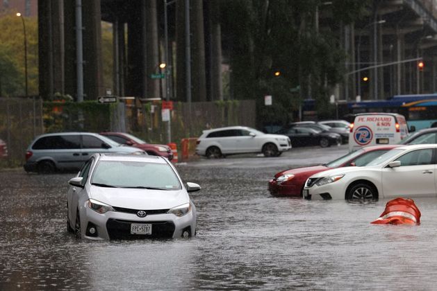 Carros ficam parados em ruas de Nova York depois das fortes chuvas que atingiram a região. A tempestade tropical Ophelia provocou caos na maior cidade dos Estados Unidos e em boa parte do estado de Nova York