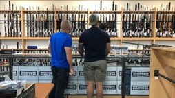 Neozelandeses entregam armas após ataque a tiros que deixou 50 mortos ()