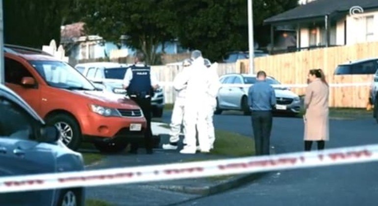 Polícia cercou a casa em que os corpos de duas crianças foram encontrados em Auckland