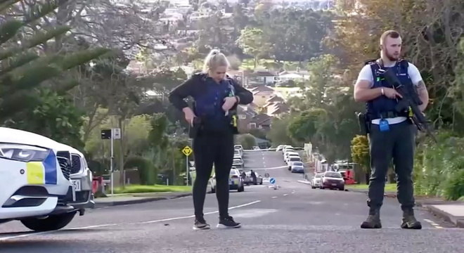Policiais da força especial isolam local onde houve o tiroteio em Auckland, Nova Zelândia