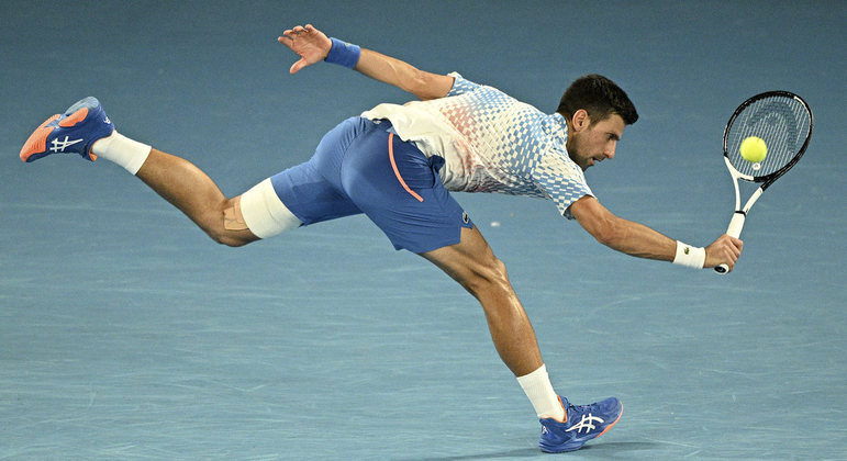 Novak Djokovic precisou lidar com uma lesão na coxa durante o duelo contra De Minaur
