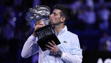 Djokovic vence seu 10º Aberto da Austrália e iguala recorde de Nadal