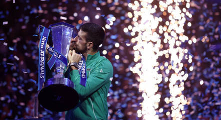 Novak Djokovic beija o troféu após ganhar o ATP Finals pela sétima vez