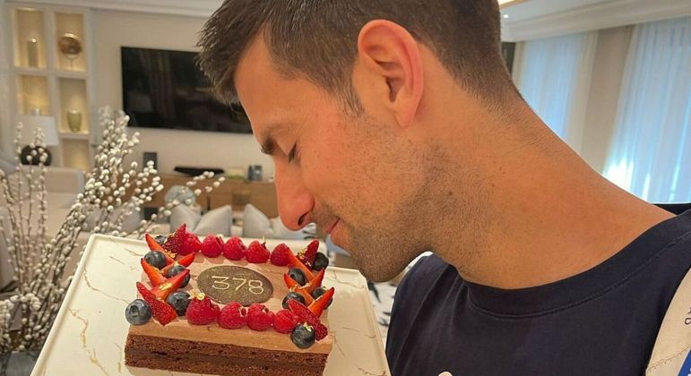Novak Djokovic celebrou o recorde com um bolo que tinha o número 378, que representa as semanas no topo
