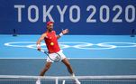 Novak Djokovic treina na quadra olímpica de tênis em Tóquio